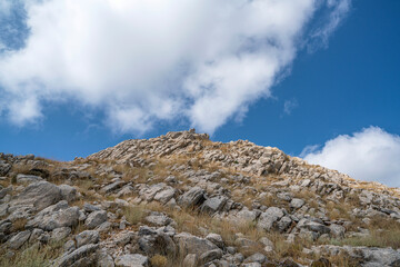 The scenic view of Feslikan Plateau and Alaben Mountain, which looks as if it has its back, consists of spread neighborhoods and looks like it is nestled inside a pit when viewed from the sky. 