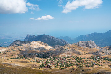 The scenic view of Feslikan Plateau and Alaben Mountain, which looks as if it has its back, consists of spread neighborhoods and looks like it is nestled inside a pit when viewed from the sky. 