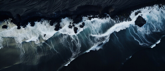 Czarna plaża - tło. Wrogość w krajobrazie morskim. © yeseyes9