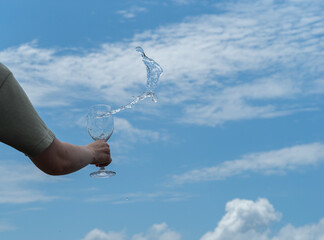 グラスからあふれる水