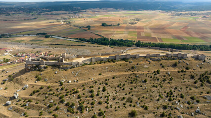 Fototapeta premium Vista de la fortaleza califal de Gormaz en la provincia de Soria, España