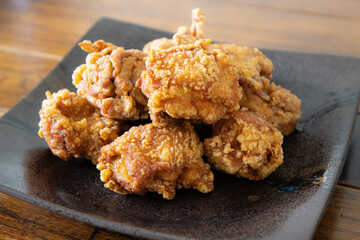 黒い和食器と鳥の唐揚げ