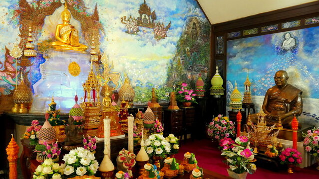herrliche Ausstattung des Wat im  "Golden Mount" in Bangkok mit Gemälde und Buddha Statue