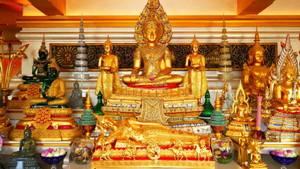 mehrere vergoldete Statuen von Buddha im Tempel des Golden Mount in Bangkok