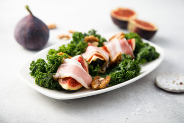 Figs with bacon, walnut and kale