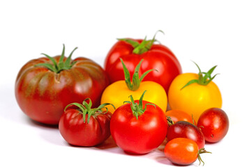 Rote und gelbe Tomaten vor weißem Hintergrund