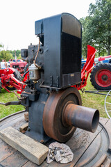 Matériel agricole ancien exposé dans un champ dans le Berry en France