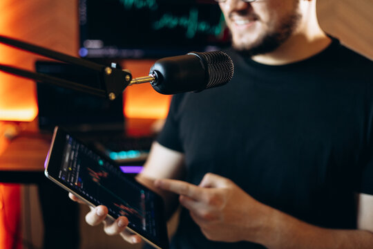 Man on his vlog teaching how to gain profit on exchange market