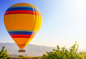 Obraz premium Cappadocia yellow hot air balloon at sunrise