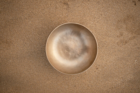 Cuenco tibetano sobre arena de playa