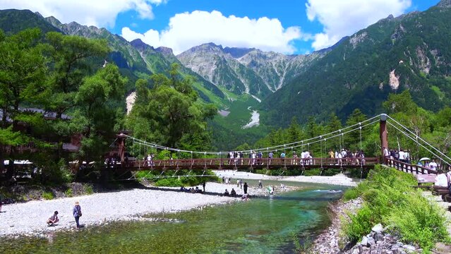 沢山の観光客や登山者が訪れる長野県上高地の夏の風景 4K  2023年8月29日