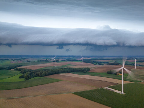 Arcus cloud or also named Cumulonimbus arcu in France