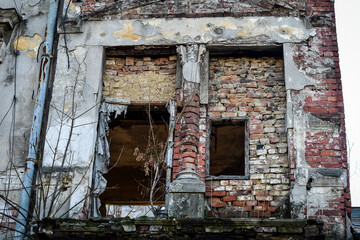 Fototapeta premium Big cracks on the facade of an old building in Bucharest