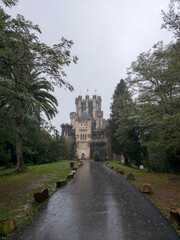 Fototapeta na wymiar castillo de Butrón en un bonito día gris con lluvia, España 