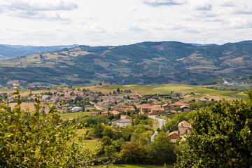 Village de Saint-Laurent-d’Oingt dans le pays des pierres dorées, dans le Beaujolais, depuis le donjon d’Oingt