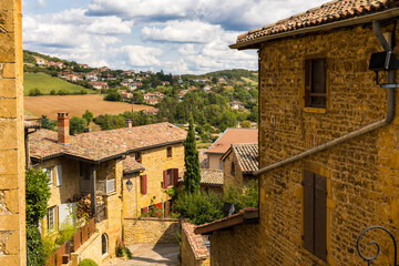 Rue et maisons en pierres dorées typique de cette région du Beaujolais dans le médiéval...