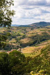 Obraz premium Paysage de collines et de vignobles du Beaujolais à proximité du village d’Oingt