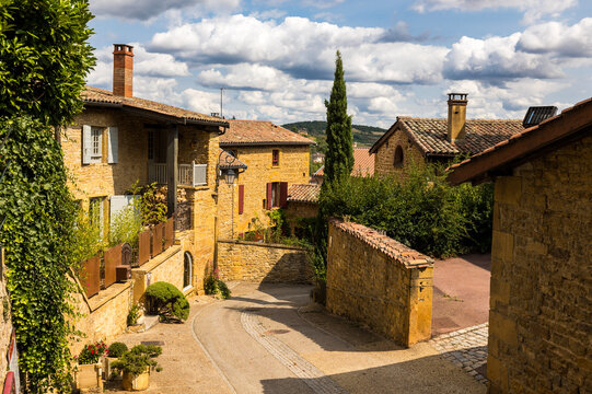 Rue et maisons en pierres dor&eacute;es typique de cette r&eacute;gion du Beaujolais dans le m&eacute;di&eacute;val d&rsquo;Oingt