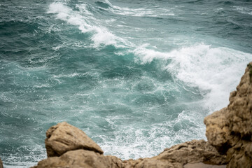 Nahansicht des tobenden, blauen Ozeans an einem stürmischen Tag in der Bucht von Cala Agulla, Cala Ratjada, Mallorca