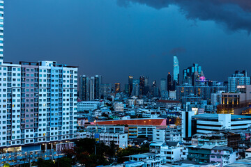 Obraz premium The background of rain clouds covering a condominium building, as a rainstorm is about to occur and strong winds blow.