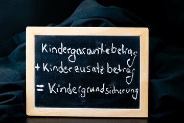 In Deutschland wird das Kindergeld durch die Kindergarantiebetrag abgelöst, zusammen mit dem Kinderzusatzbetrag ergibt sich dann die Kindergrundsicherung - obrazy, fototapety, plakaty