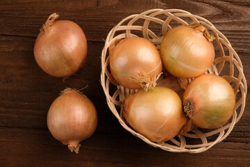 Onions (Allium Cepa Linnaeus) are the most widely and widely cultivated type of onion, used as a spice and cooking ingredient, with a large round shape and thick flesh.