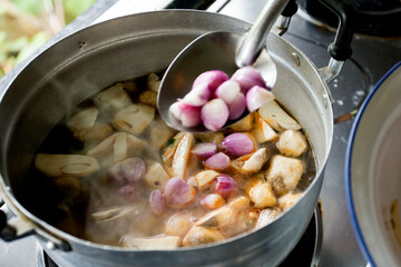 Tom yum is a chicken soup originating in Thailand and it can be said that it is one of the best-known dishes in Thai cuisine.