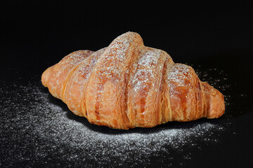 CROISSANT SU SFONDO NERO