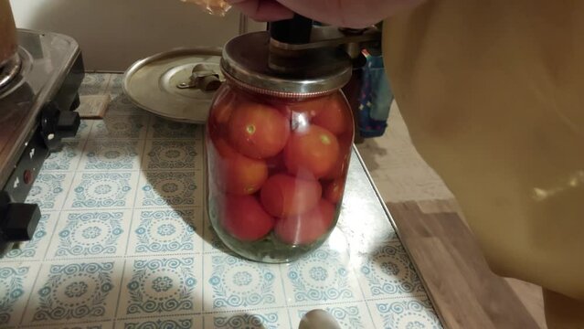 Key twist of a jar with fresh tomatoes for the win