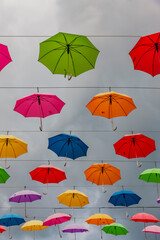 Fototapeta na wymiar Bunte Regenschirme vor Himmel