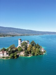 Lac Annecy - Chateau de Duingt - Alpes - France - Vue aérienne drone