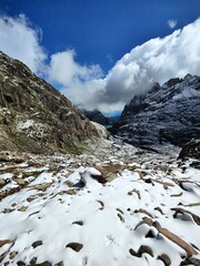 Gorges de la Veudale sous la neige - Vue sur le barrage d'Emosson