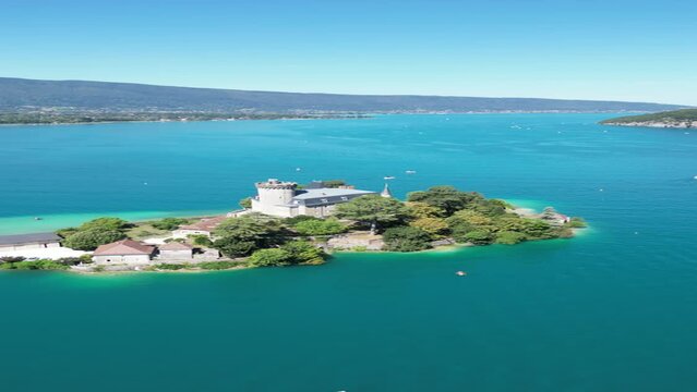Lac Annecy - Ch&acirc;teau de Duingt - Alpes - France - Vue a&eacute;rienne drone
