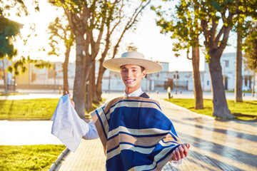 Fototapeta premium retrato joven con traje de huaso sosteniendo un pañuelo en el plaza de la ciudad