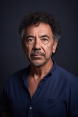 Obraz premium portrait of a man in front of gray studio background