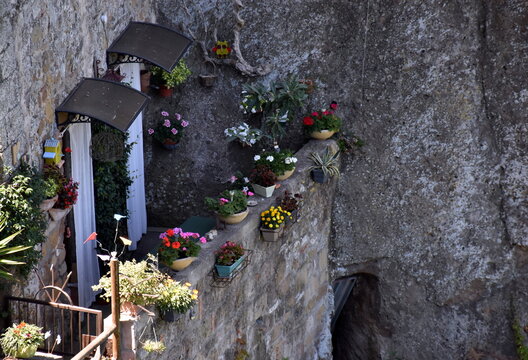Malerischer Balkon in einem Felsen in Pitigliano