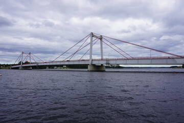 Fototapeta na wymiar Blick auf die Strömsundsbron in Strömsund an einem bewölkten Sommertag in Schweden