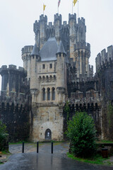 castillo de Butrón en un bonito día gris con lluvia, España	