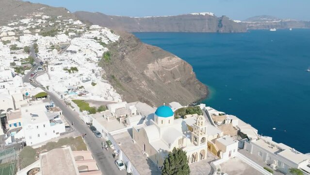Drone explores Santorini's top-notch restaurants.