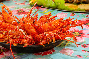 Lagostas e peixe frito em prato típico de frutos do mar do nordeste brasileiro