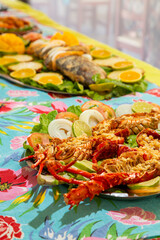 Lagostas e peixe frito em prato típico de frutos do mar do nordeste brasileiro