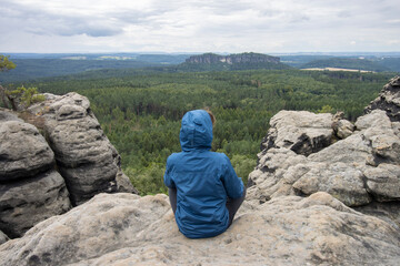Wanderin genießt Aussicht auf dem Gohrisch Stein