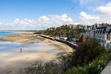 Vue sur la plage du Plat Gousset &agrave; marr&eacute;e basse &agrave; Granville depuis la haute ville