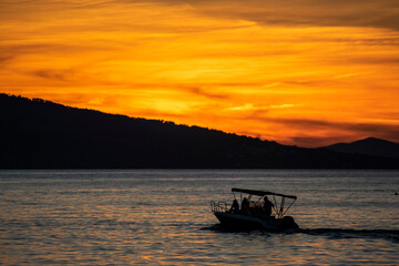Obraz premium boat in sunset in lake