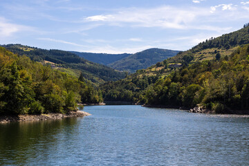 Lac formé par le Barrage de la Rive sur la rivière Le Ban, dans le Parc naturel régional du Pilat