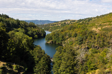 Fototapeta na wymiar Lac formé par le Barrage du Soulage sur la rivière Le Gier, dans le Parc naturel régional du Pilat
