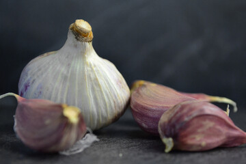 Obraz premium divided garlic lies on the table
