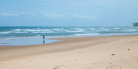 Homem caminhando sozinho em praia de Taipu de Fora, Bahia