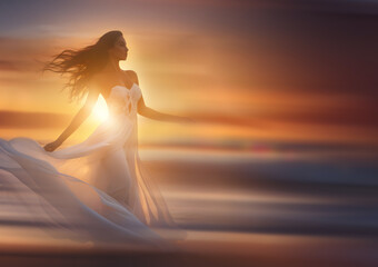 Fototapeta na wymiar Silhouette d'une femme dansant au soleil couchant.
