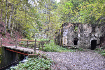 Arnoldstein, Ruine, Mühle, Lost Place, Urban Exploring, Urbex, Haus, verlassen, eingestürzt, verfallen, aufgelassen, Stein, Steinmauer, Wald, verwuchert, Weg, Schotterweg, Fenster, nass, kalt, feucht,